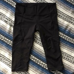 Lululemon Yoga Capris EXCELLENT condition Black